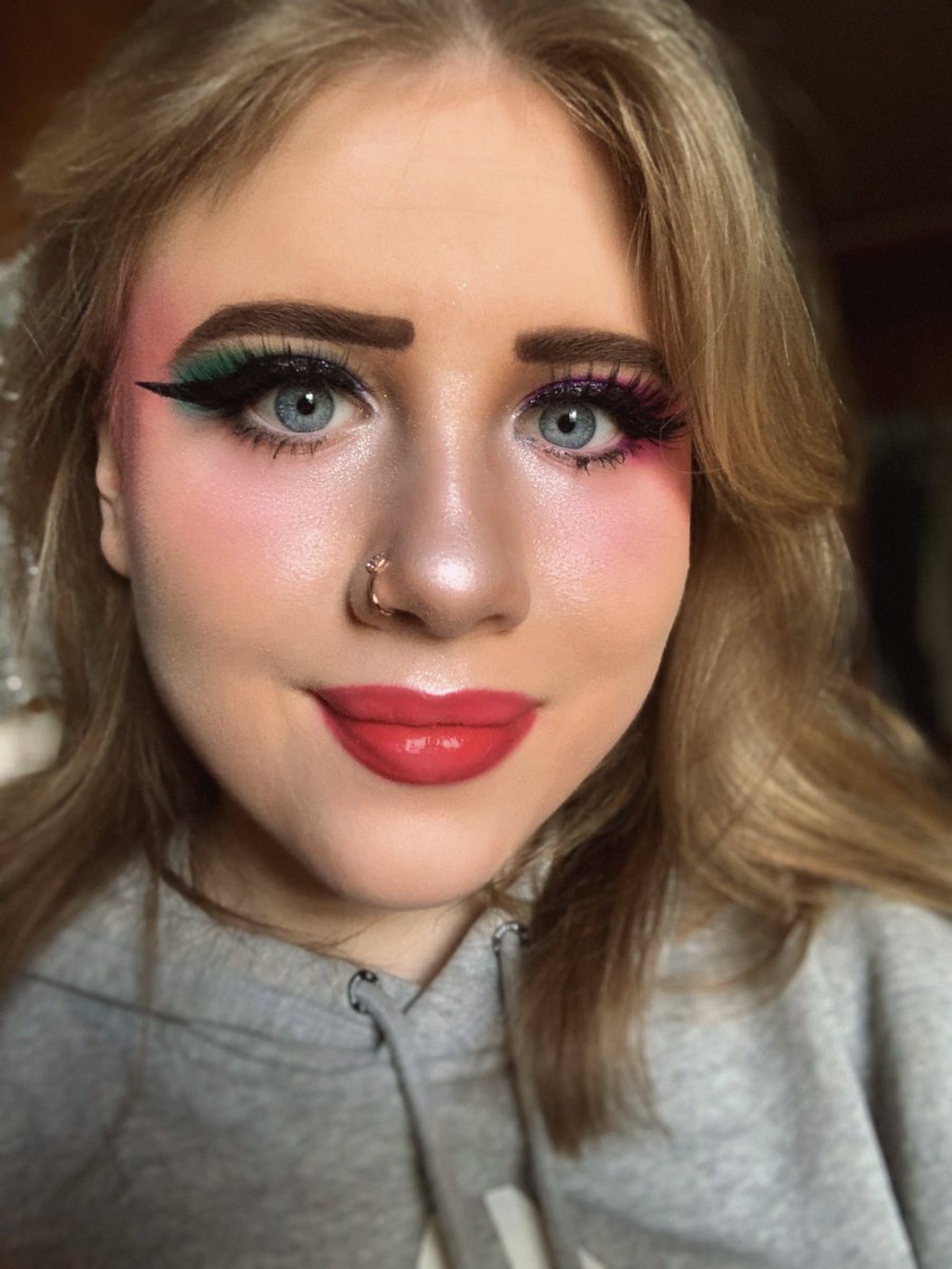 turney_sophia's tweet photo. eyeshadows and eyeliner and lashes I feel like a superstar on Halloween

#selfie #selfietime #instaselfie #me #today #mood #selfieszn #glowupchallenge
#makeuplook #softglam #beautygram #nofilterneeded #lightroomedits #prettygirls
#selflove #confidence https://t.co/ERue0c4jQX