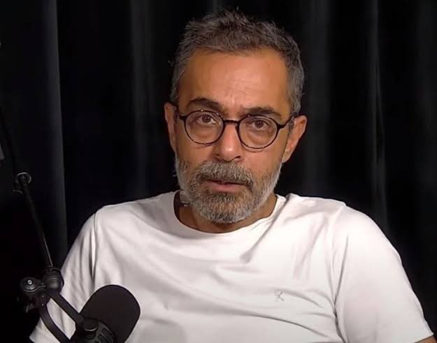 Bu şahıs Ali koç giderse Fenerbahçe rekabet edemez, maaşlar bile ödenmez demişti.
Ali Koç gitti 
Maaşlar çatır çatır ödendiği gibi PRİMLERLE TAKIM COŞTU.

Sevgili Fenerbahçeliler asla muhtaç olmayın Fenerbahçe ÇOK BÜYÜK