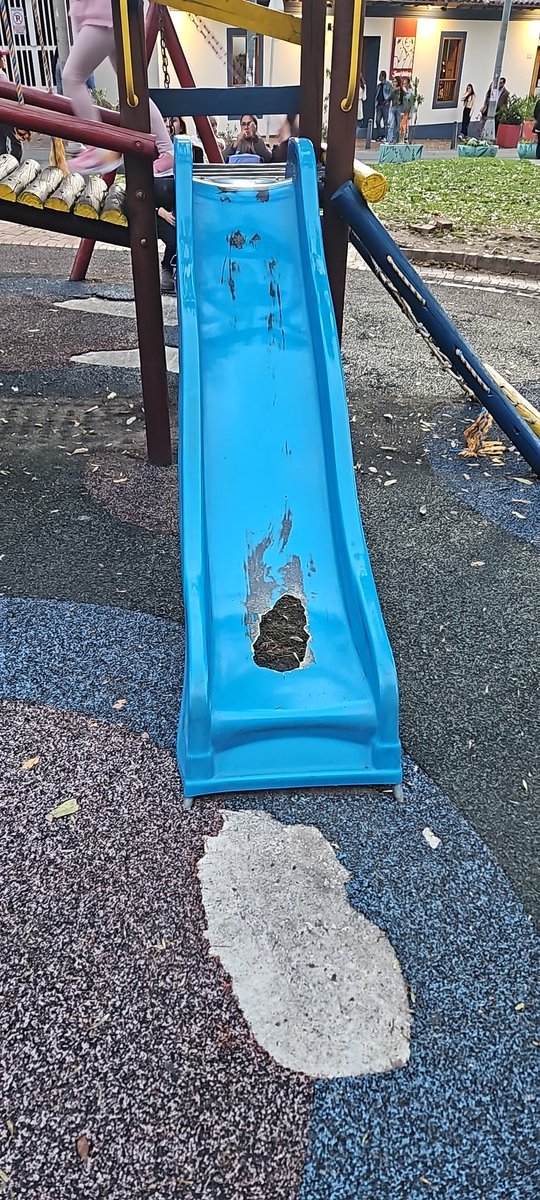 ffuentesroberto's tweet photo. Señor Alcalde @CarlosFGalan importante mantener los parques de los niños en Bogotá en permanente mantenimiento, el tobogán en el parque de usaquen roto lo cual representa un peligro para los niños. https://t.co/K7utkywzv1