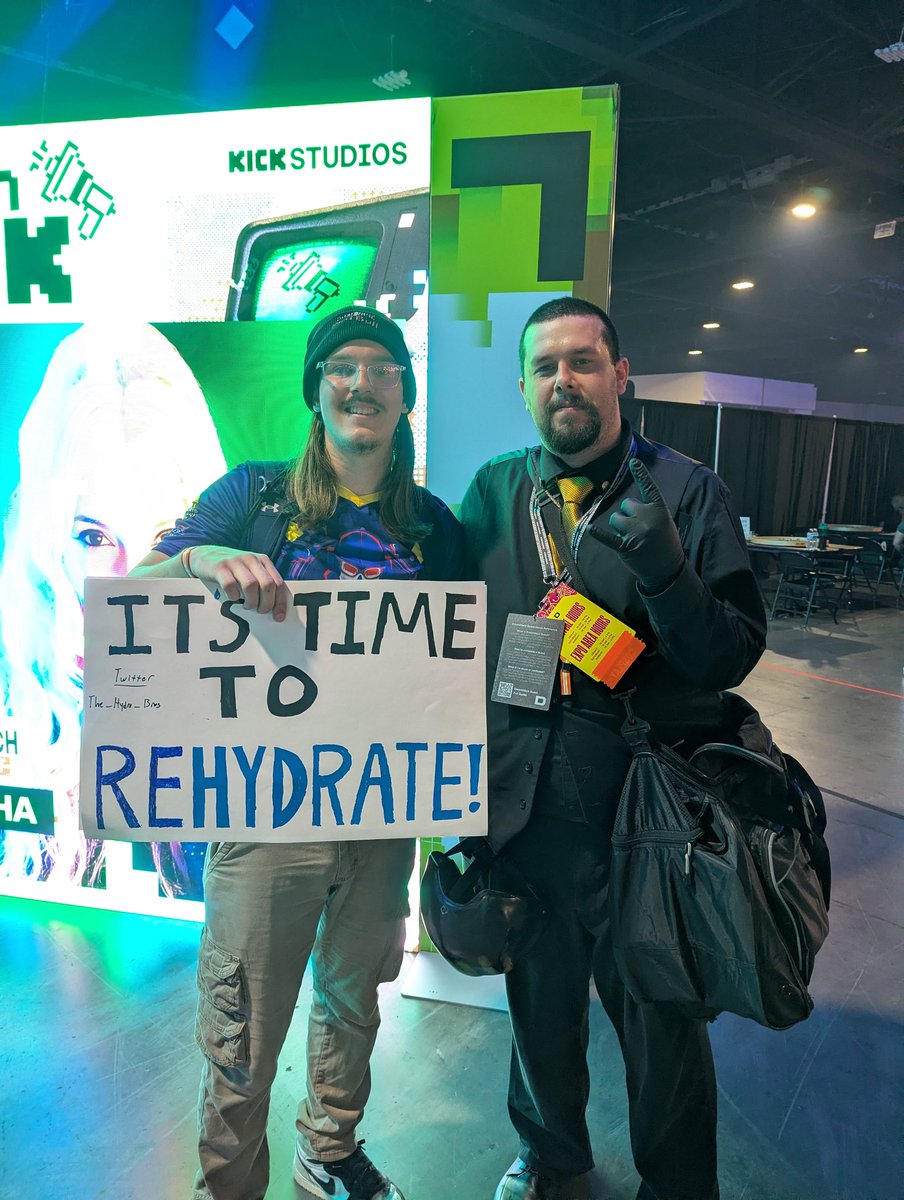 VyseM4H's tweet photo. So happy to finally get a selfie with these fucking legends 

YALL BETTER HYDRATE BEFORE @The_Hydro_Bros PAYS YOU A VISIT! https://t.co/90t5lXT63N