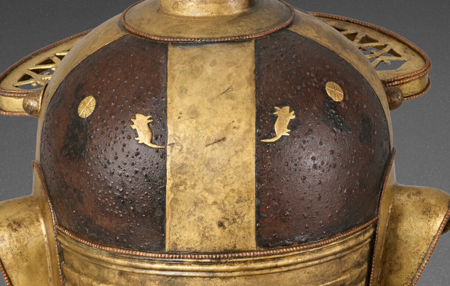A #Roman helmet with a bit of a decorative surprise - on the back, it features two little mice chasing after loaves of panis quadratus bread.

Made about 1850 years ago, it once belonged to a soldier named Julius Mansuetus - did he choose this unusual decoration? 🐭(📷Christies)