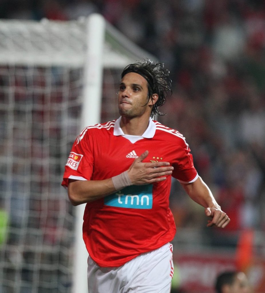 Nuno Gomes

“Não tenho medo de trabalhar”

“Ofereceram manter as mesmas regalias, mesmo salário (que tinha como director de Relações Internacionais). Para ficar lá sem fazer nada. E eu não quis.”

“Achei que devia formar-me, aprender; ter sido jogador não era suficiente”

Ídolo🙌
