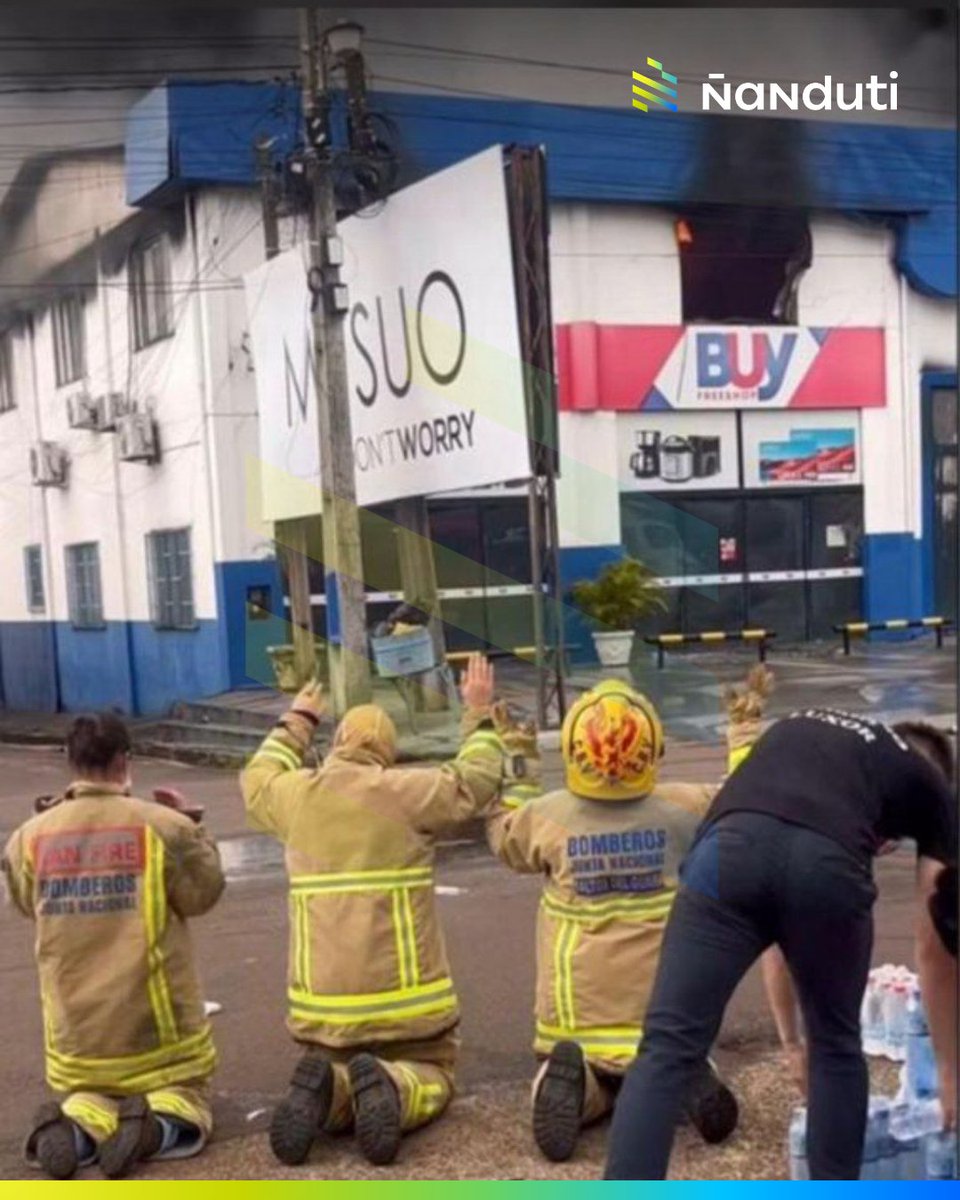 La postal del día 😲

🌧️ Tras el arduo trabajo de los bomberos de diferentes ciudades de Canindeyú para sofocar el incendio iniciado en el depósito de una empresa dedicada a la venta de aires acondicionados, finalmente la lluvia llegó para ayudarlos.

🙏 Conmovidos, varios