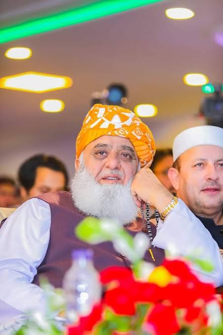 اللہ کی شان ہے آج نون لیگ مولانا کے بارے بکواس کر رہی ہے 
جب نواز شریف جیل میں بیماری کے ڈرامے کر رہا تھا باجوہ سے ڈیل مانگ رہا تھا تو مولانا نے ہی گارنٹی لی تھی جس کے بعد پنجاب کی مائی کا ٹویٹر چوپ اور نواز 50 کے سٹیمپپرپیر پر بھر
#ملت_کا_پاسبان_مولانا
#ہم_کھڑے_ہیں_عمران_کیساتھ