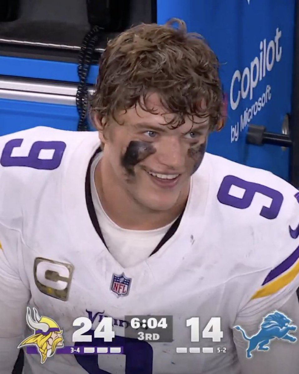 DripMasterFlex1's tweet image. what a difference a year makes 💜 #skol