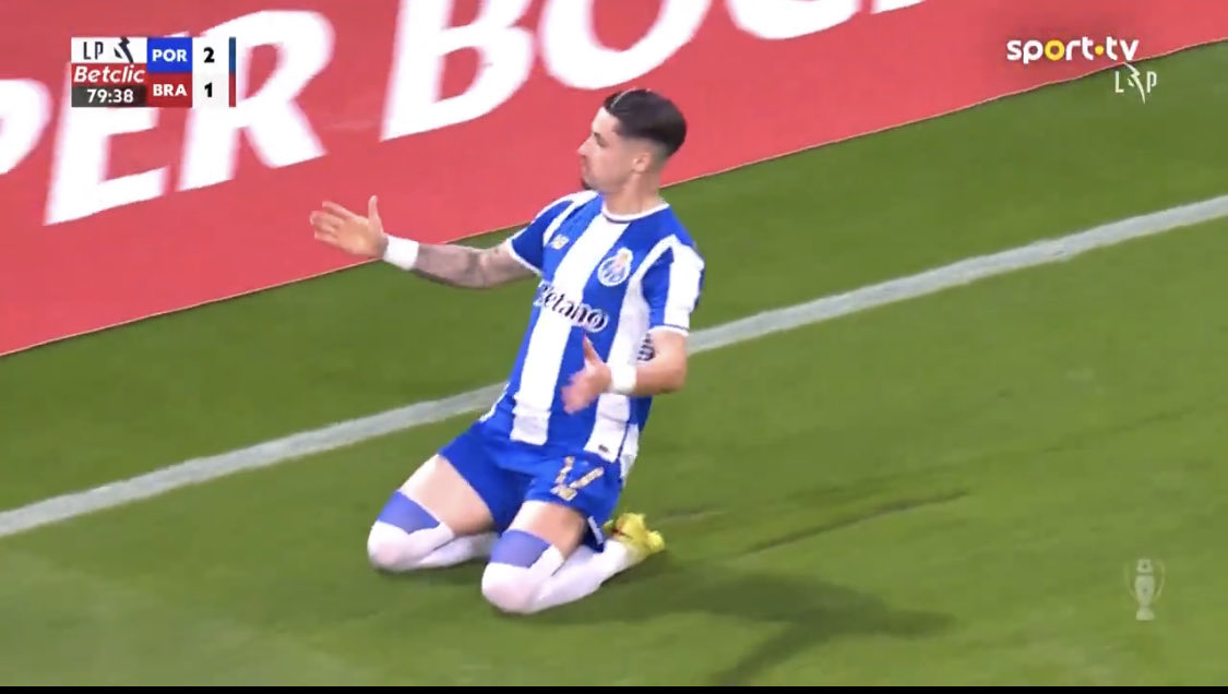 O cheiro a azia. O cheiro a borracha queimada de tanto post apagado.
Aqui está o deslize do Porto