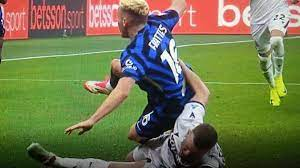 dell_inter's tweet photo. @LapoNero Qui?

contropiede fermato così e anziché fallo con ammonizione alla Bisseck a Verona, fallo in attacca di Frattesi hahahahahahahahaahaha https://t.co/u2UuWDHx4u