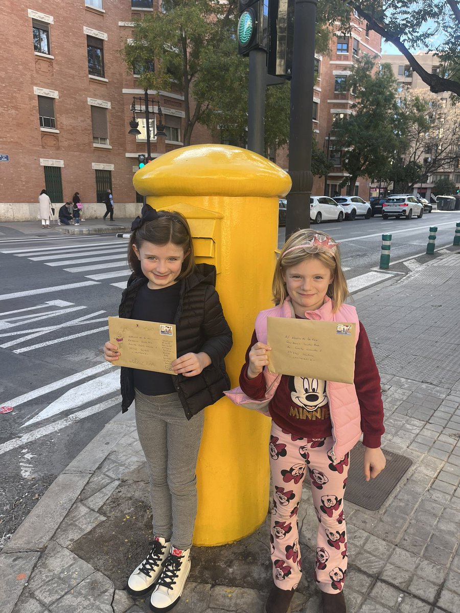 luciboom00's tweet photo. @lapinhaloca @Bragas_Desparto Mis hijas y yo volveremos a escribir https://t.co/YB4rKRfORN