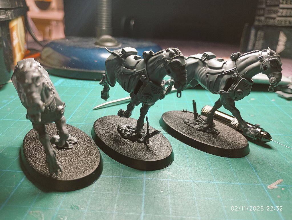 En la primera sesión me he armado de una tacada los cinco corceles de krieg. 

Me faltan los jinetes y quitar las líneas de molde, pero eso ya mañana