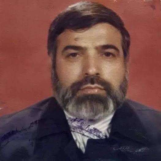 Ferdi_Karabasan's tweet image. 12 Eylül&apos;den bir kaç gün sonra Timurtaş hocanın evine sabah namazında kapısı kırılarak baskın yapılmış.Tam 8 saat süren bir arama.

Hocanın 500 tane kitabı ç uvallara doldurulmuş. 
Hanımı diyorki hoca polislerin etrafında kelebek gibi döndü evladım kitapları şöyle koyalım.
Daha…