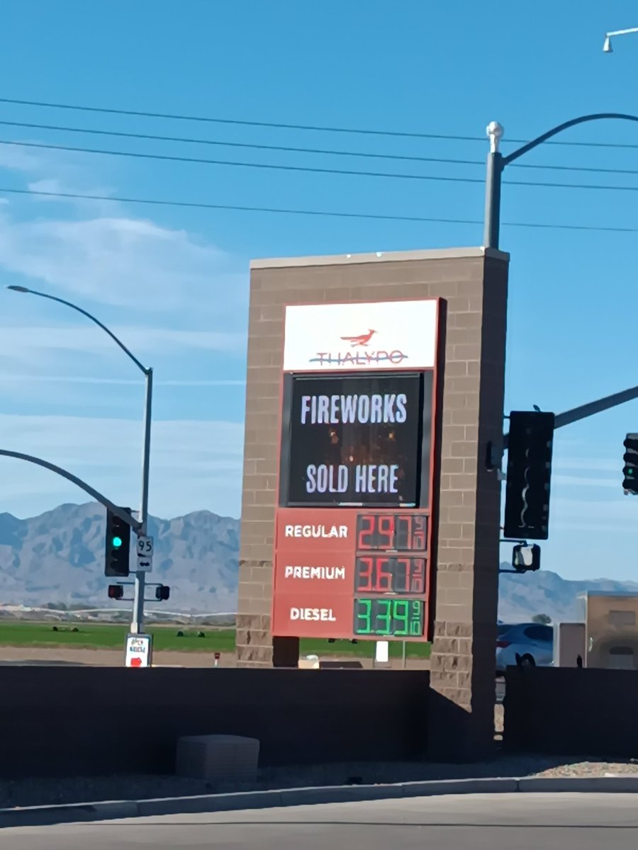 mlarkin2012's tweet image. You can fill up in Needles, California for $6.39 per gallon or literally drive less than 2 minutes across the river into Arizona and pay this instead.