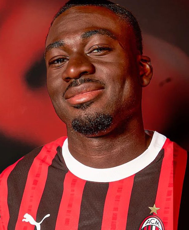 TheHateCentral's tweet image. This happy mf thought he was safe:

2 Big Chances Missed
1 Penalty Committed 
0/2 Dribbles Completed 
1 Yellow Card
4 Fouls