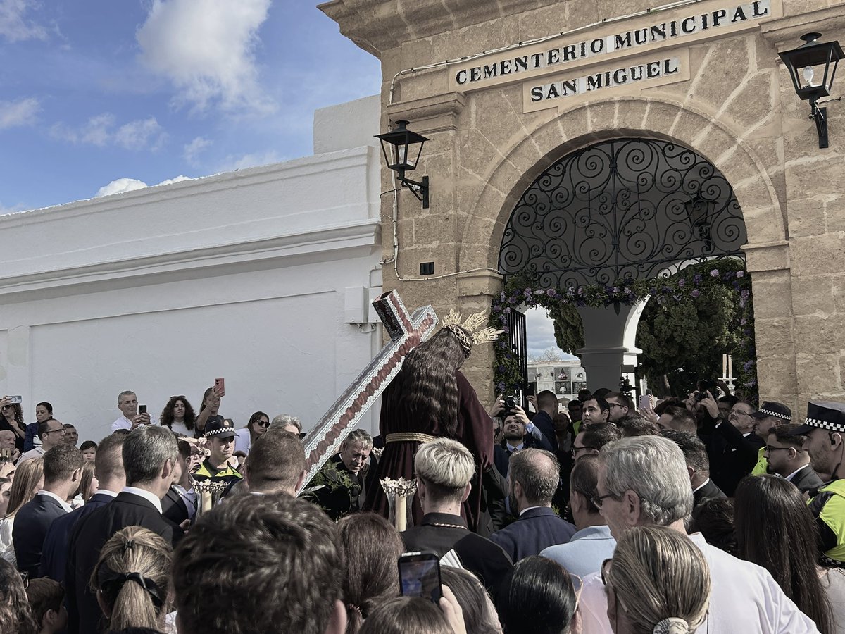 victxrcast's tweet photo. EFEMÉRIDE | 2.11.25

Redentor de Arcos visitando el cementerio de San Miguel en honor a los Santos difuntos.

pt. 1 https://t.co/xhVUEj5C3t
