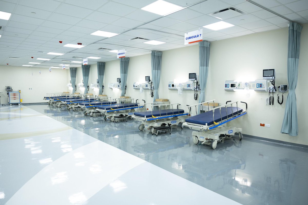 PresidenciaRD's tweet photo. En #SanFranciscoDeMacorís el cambio se siente con el Hospital Regional Dr. Ángel María Gatón, entregado por el Pdte. @LuisAbinader y @CarlosBonillaRD, para brindar atención y mejorar la vida de miles en el Nordeste, con 329 camas, quirófanos, cuidados intensivos y especialidades. https://t.co/OX4t1sNOwn