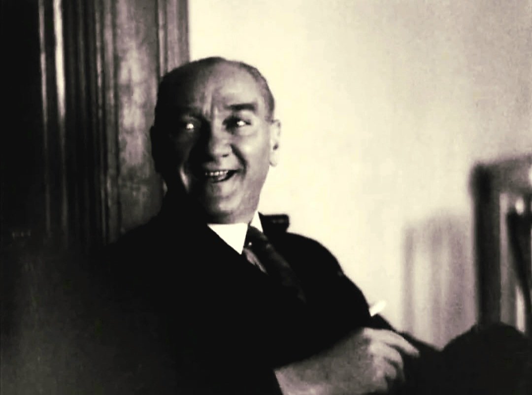 3 Kasım...
Paşam! 
"Ey Büyük Atatürk! 
Açtığın yolda, gösterdiğin hedefe durmadan yürüyeceğime ant içerim." diye söz veren Türk milletin bir kısmı yemininden döndü...! 
Ve çok dönek gördük...
Bugün 3 Kasım, gün o gündür...
#3Kasım #Cumhuriyet #Anayasa #Özgürlük #Hükümet