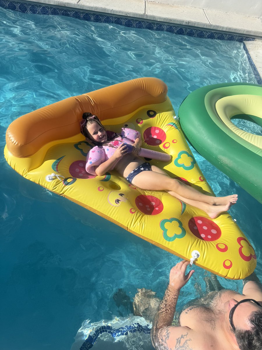 BeautyBabesBall's tweet image. 75 degrees &amp;amp; sunny on November 2nd in New Mexico. Heading into the bye week with some pool time &amp;amp; Bowl Bound. Life is good.🩶🏈🎳❤️🐺🆙⛰️⛱️💦☀️😎🍹

#pooltime☀️ #golobos #byeweek #lifeisgood #footballfamily #footballwife #bowlbound #sunny #coachskids #footballmom @Coach_Eck