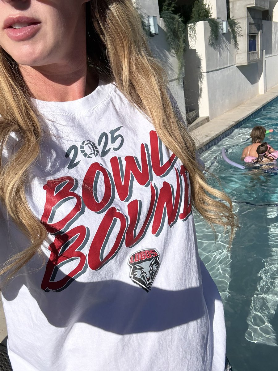BeautyBabesBall's tweet image. 75 degrees &amp;amp; sunny on November 2nd in New Mexico. Heading into the bye week with some pool time &amp;amp; Bowl Bound. Life is good.🩶🏈🎳❤️🐺🆙⛰️⛱️💦☀️😎🍹

#pooltime☀️ #golobos #byeweek #lifeisgood #footballfamily #footballwife #bowlbound #sunny #coachskids #footballmom @Coach_Eck