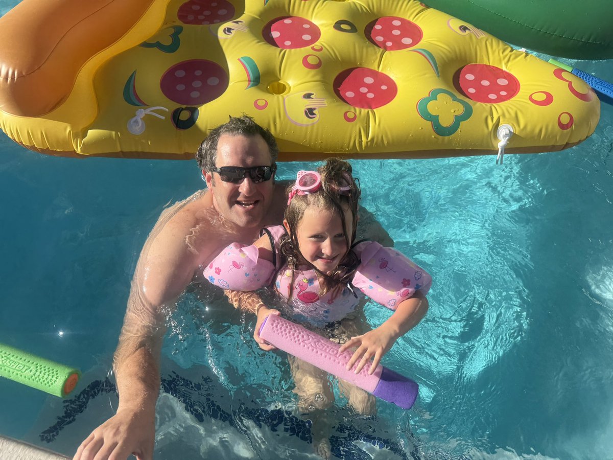 BeautyBabesBall's tweet image. 75 degrees &amp;amp; sunny on November 2nd in New Mexico. Heading into the bye week with some pool time &amp;amp; Bowl Bound. Life is good.🩶🏈🎳❤️🐺🆙⛰️⛱️💦☀️😎🍹

#pooltime☀️ #golobos #byeweek #lifeisgood #footballfamily #footballwife #bowlbound #sunny #coachskids #footballmom @Coach_Eck