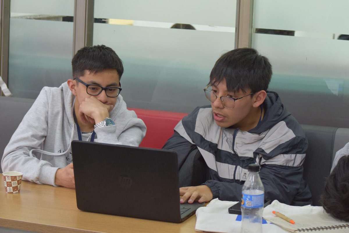 Ministerio_TIC's tweet image. Desde @udistrital, decenas de jóvenes con talento digital y propósito social estuvieron creando soluciones innovadoras para responder a los retos de nuestra ciudad, en la #HackatónCiberpaz 2025 🌆💡

Estos espacios son el reflejo de cómo la transformación digital se construye…