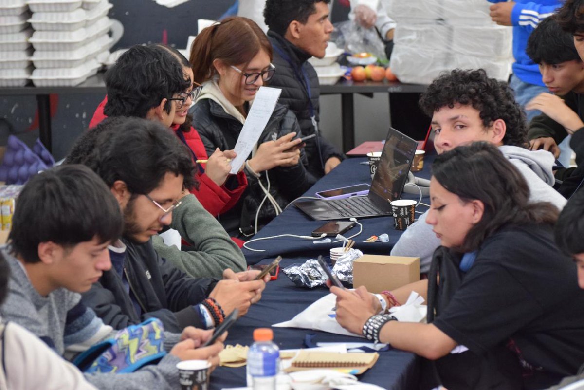 Ministerio_TIC's tweet image. Desde @udistrital, decenas de jóvenes con talento digital y propósito social estuvieron creando soluciones innovadoras para responder a los retos de nuestra ciudad, en la #HackatónCiberpaz 2025 🌆💡

Estos espacios son el reflejo de cómo la transformación digital se construye…