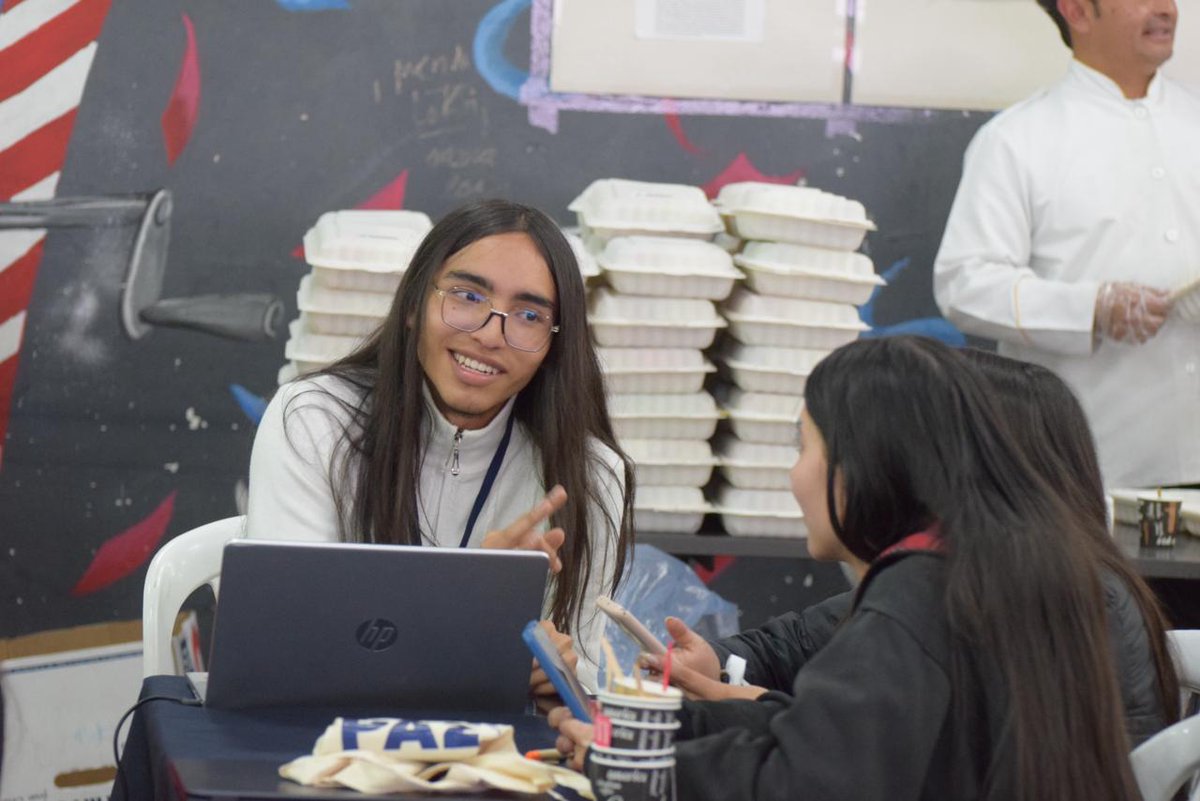 Ministerio_TIC's tweet image. Desde @udistrital, decenas de jóvenes con talento digital y propósito social estuvieron creando soluciones innovadoras para responder a los retos de nuestra ciudad, en la #HackatónCiberpaz 2025 🌆💡

Estos espacios son el reflejo de cómo la transformación digital se construye…