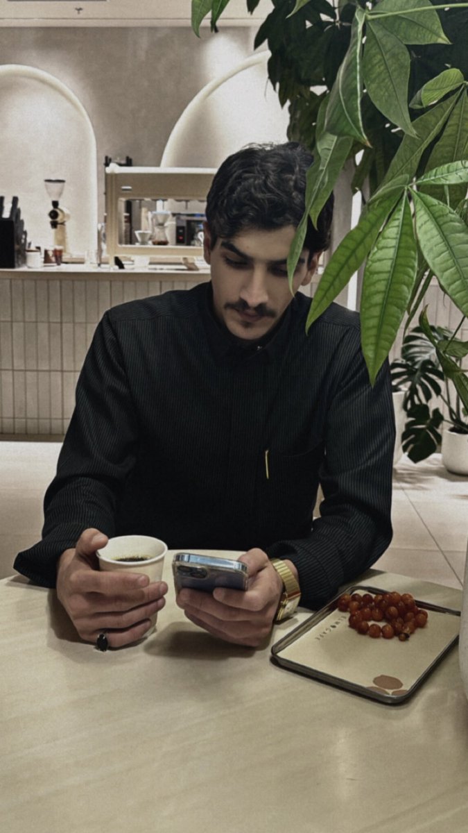 يقول علي بن أبي طالب رضي الله عنه :

الناسُ صنفان: إما أخٌ لك في الدين، أو نظيرٌ لك في الخَلق؛ فأحسن إليهم ما استطعت، و إن في قضاءِ حوائجهم عبادةً خفيّةً .