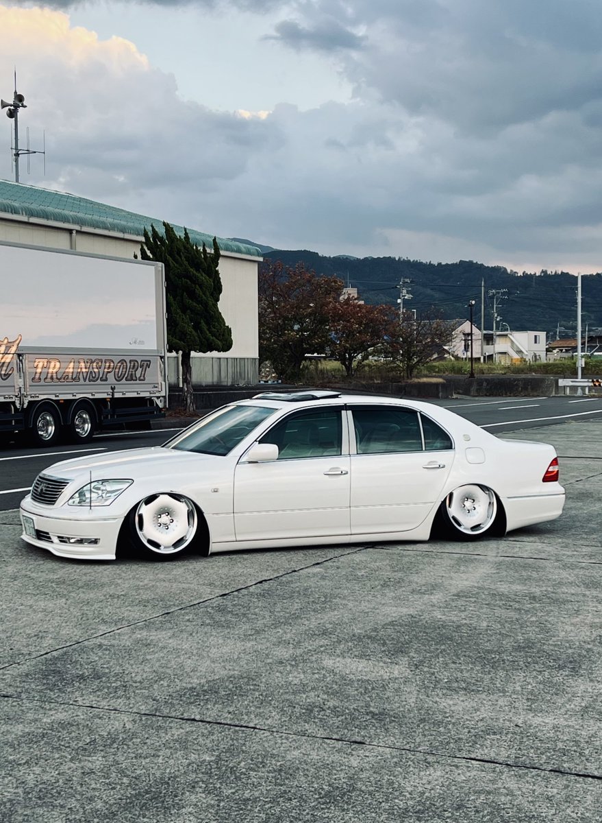 フロント8半の貧弱な感じにどうしても耐えきれず、、急な思いつきからの左右異種履きで前後9半通しへ🤣🤣

まぁ有りか無しかは人それぞれだと思うけど、、、
個人的には同じカールソンのディッシュやしオフセット全く同じやし、両方ともかっこええしで言うこと無しだと思ってます🤭💕笑