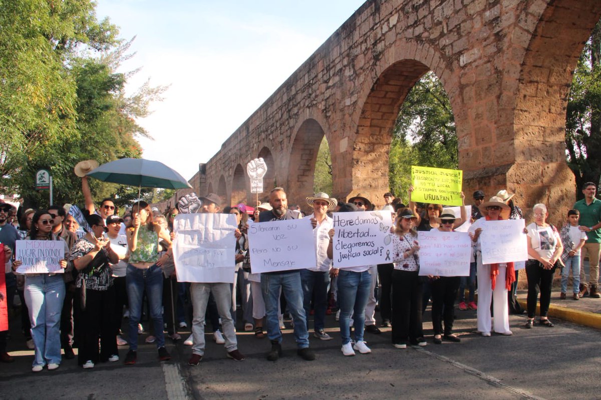 En Morelia la espontaneidad de la marcha que exige justicia ante el asesinato del alcalde Uruapan Carlos Manzo muestra lo que esa señora busca tanto tapar:

Ellos son los responsables, ellos son los que nos tienen hundidos en tanta violencia.
Fuera Morena.
Fuera Bedolla.