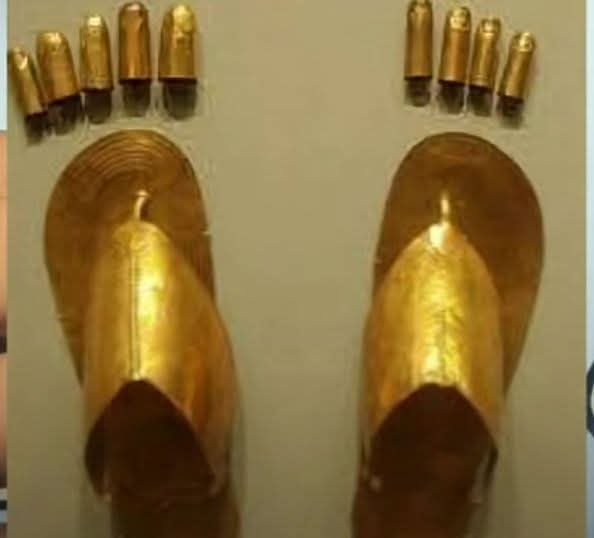 في الوقت اللي كانت فيه بعض الشعوب تمشي حافية القدمين كان المصريين الفراعنة يدوسون على الذهب .
❤️🇪🇬❤️