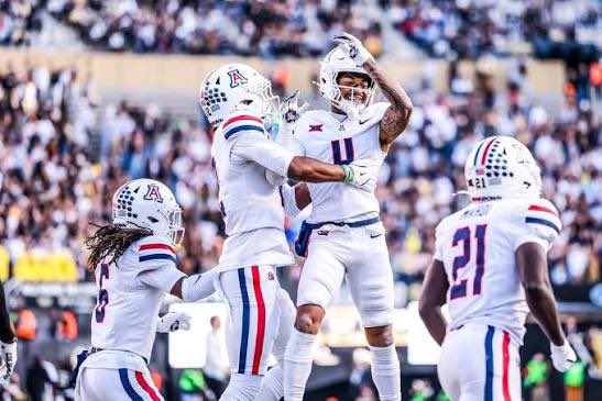 ColllinT's tweet image. Wow im extremely blessed to receive my 2nd division 1 offer from the University of Arizona!

@Daygofootball 
@crawfordcoltsfb 
@247Sports 
@Rivals 
@KUSIPPR 
@BrandonHuffman 
@PrepRedzone 

#BearDown