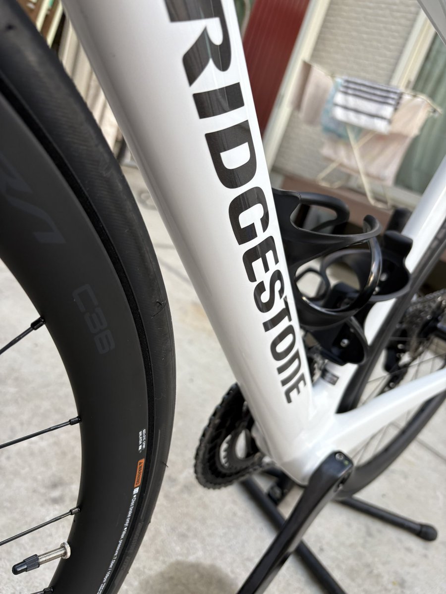 u_knds's tweet photo. 昨日のやり残しの洗車諸々終了〜
coros duraの充電残量凄いですね。
82.2%！機能のコンマ数%しか使えてませんが、ぼちぼち開拓していきましょう。ケイデンスも同期完了。
#ロードバイク
#洗車
#corosdura https://t.co/Zw8uCNMHOt