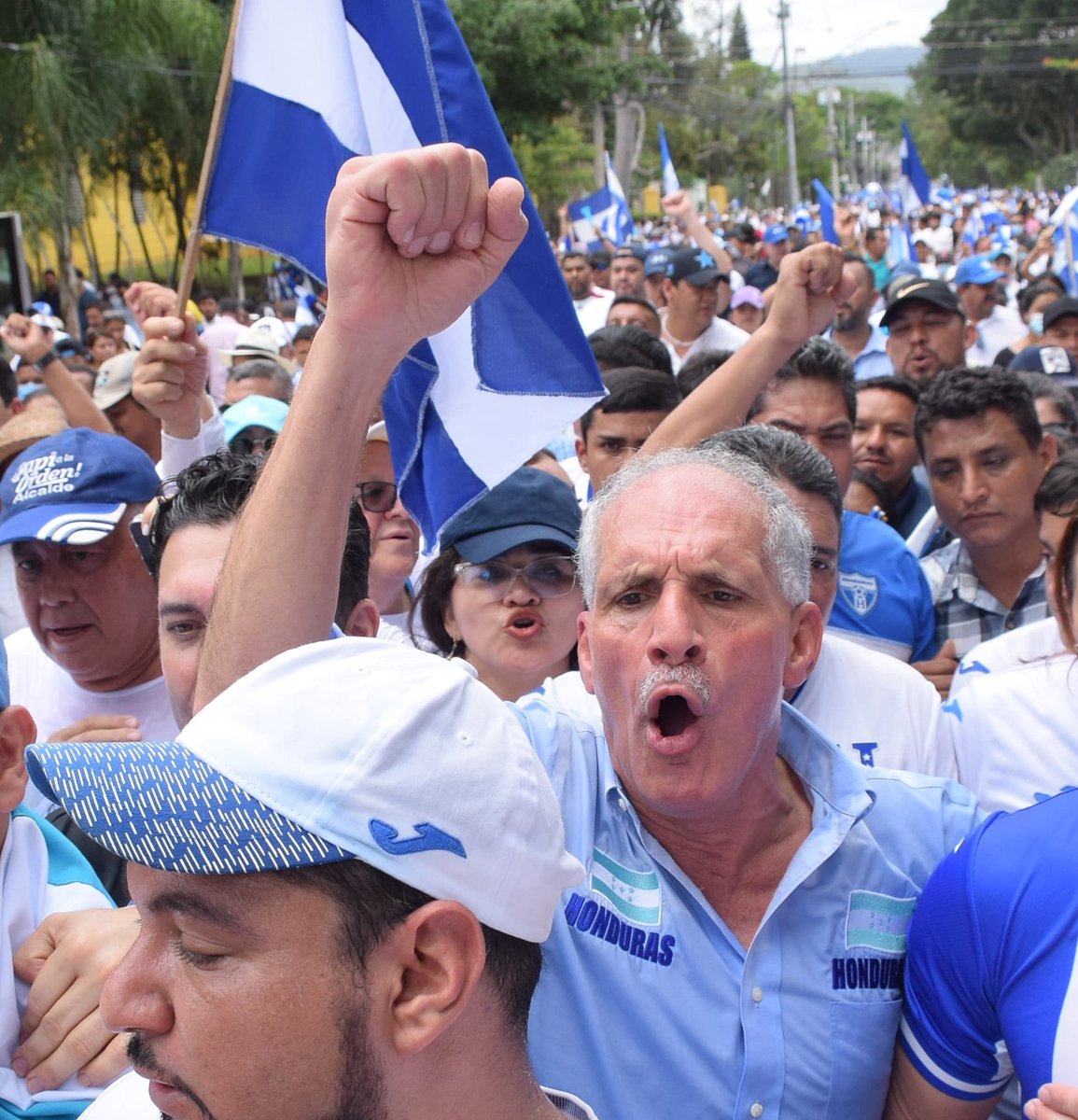 El candidato presidencial nacionalista, Nasry "Tito" Asfura, suspendió toda la programación proselitista de este fin de semana, ante la crisis política denunciada de supuesto boicot a las elecciones generales.
<a href="/Papialaordenh/">Papi a la Orden</a>