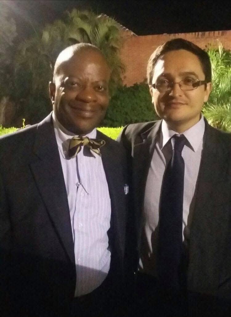 Qué dice Juan Francisco Sandoval Alfaro, cómo va la huída en los EEUU? Te sentís bien o estás solo que necesitas mucha y constante atención? 

Te voy a dar la lección de tu vida que nunca te la dieron en tus días de educación superior universitaria, tenemos todos un principio