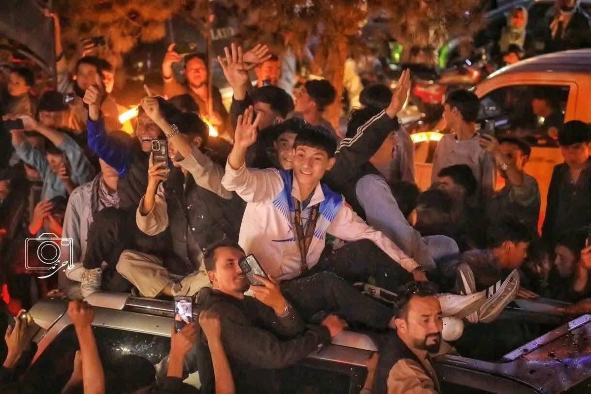 HanifPashteen_'s tweet photo. د افغانستان ۱۷ کلنو فوټسال ملي لوبډلې ته دې دا ستره تاریخي بریا ډېره مبارک وي.
مونږ نه بیلدونکی ملت یو، هر غم او خوښي مو شریکه ده.
به تیم ملی فوتسال زیر ۱۷ سال افغانستان این پیروزی بزرگ و تاریخی را صمیمانه تبریک می‌گوییم.
ما ملتی جدایی‌ناپذیر هستیم؛ غم و شادی ما همیشه مشترک است https://t.co/m5GONrCyAu