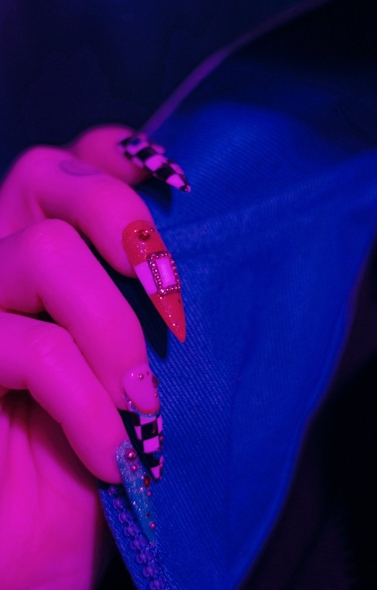 hellsdarcy's tweet photo. NAIL POST 💅👀 
The incredibly talented @minabytes designed & handcrafted a few wicked nail sets for my Twitchcon trip and this Sonic Racing set has to be one of my favourites. 
Thoroughly recommend all of the services Mina offers!
Please go and check out her incredible art & nails 👀

📷 @wheres_devin working his magic as usual

#SonicRacingCrossWorlds #nailart
