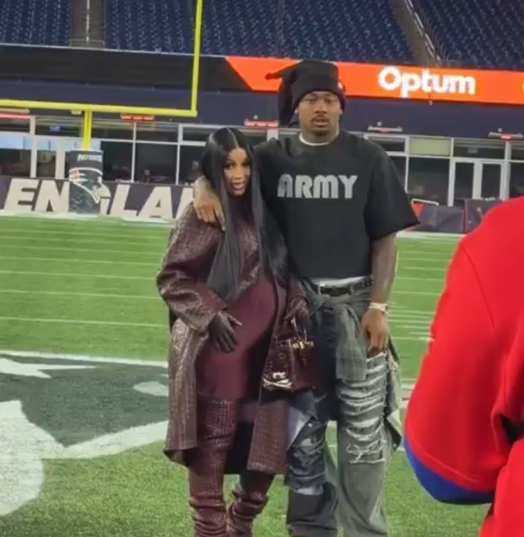 GirishC86267368's tweet photo. @BardiUpdatess @iamcardib That gentle rub says it all—field wins, family wins. Stefon &amp; Cardi building a legacy one touchdown and one tiny kick at a time.  #FutureMVP https://t.co/YAHnGQbb7E