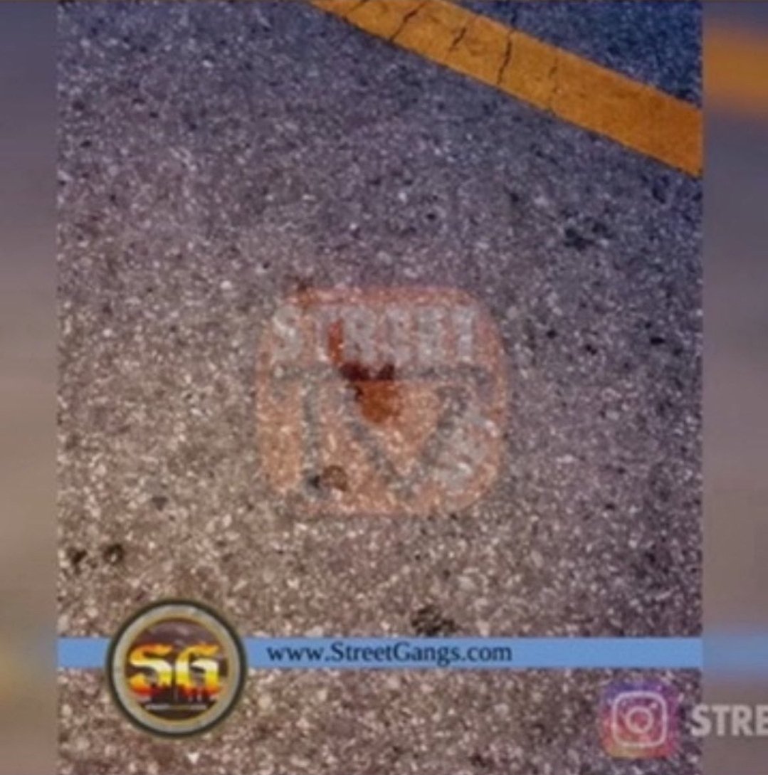 TheQueenIsM3's tweet image. According to Megan thee stallion&apos;s #InHerWords Documentary after she was supposedly shot in the street she immediately fell &amp;amp; crawled into the driveway.  Well, the officer who collected &amp;amp; marked evidence testified to a blood stain. For someone shot in both feet.Oh ok. Free Tory.