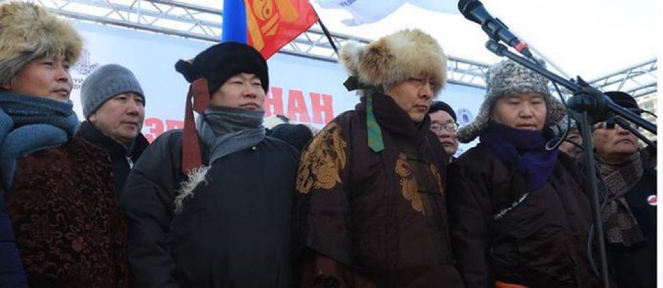 Одоо эргээд харахад 2019 онд ДАНХ тэргүүтэй шударга тав гэх энэ нөхдүүд өрөөнд нь хутга, шөвөгтэй орж тухайн үеийн УИХ-ын дарга М.Энхболдыг 
Үндсэн хууль зөрчиж УИХ-ын даргаас нь буулгаж, төрийн эрхийг хууль бусаар авсан байгаа биз?
М.Энхболд харин гоншигнож Үндсэн хуулийн цэцэд