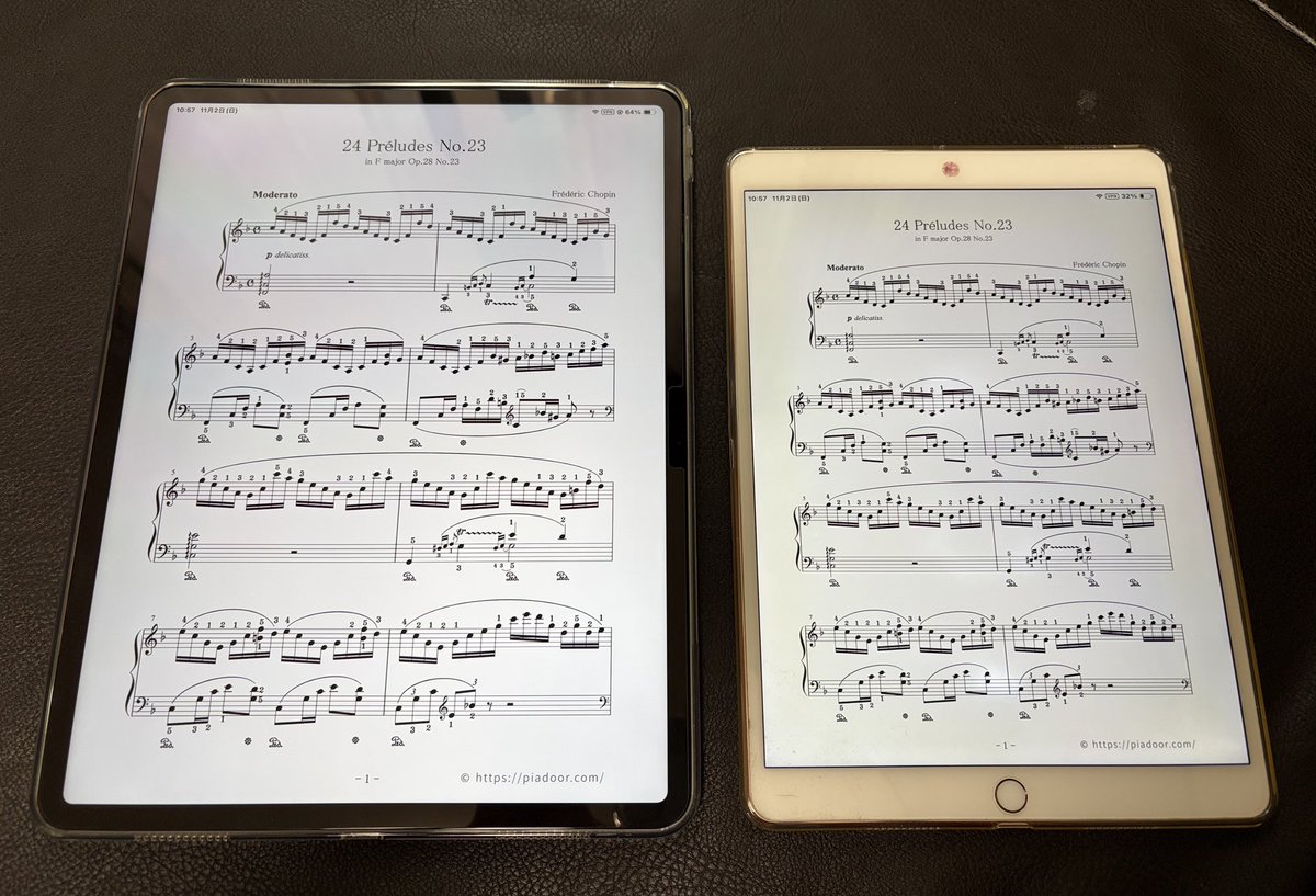 daiopapa's tweet photo. アップルのiPad Air１３を購入しました。
今使っているタブレットはiPad Air3という10.5インチ画面の製品でピアノの楽譜として使用するには画面が小さいので。
画面は大きいし動きがサクサクとして気持ちいい。
ただし重さは想像以上で、これまでのように片手で支えるのは落とす危険がありそうです。 https://t.co/vIX76eh2AG