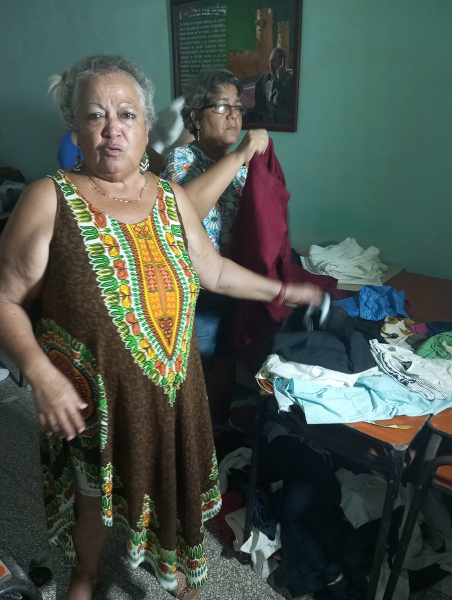Muchas son las muestras de solidaridad y humanismo de los trabajadores, vecinos y estudiantes que acudieron a centros de evacuación en #Bayamo  para entregar donaciones a las personas afectadas por el huracán #Melissa.
#FuerzaCuba <a href="/Cuba_CTC/">Central de Trabajadores de Cuba</a>