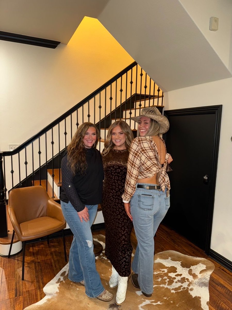 MadelynKilburn's tweet photo. Besties. 💕 https://t.co/O4u0apvQlU