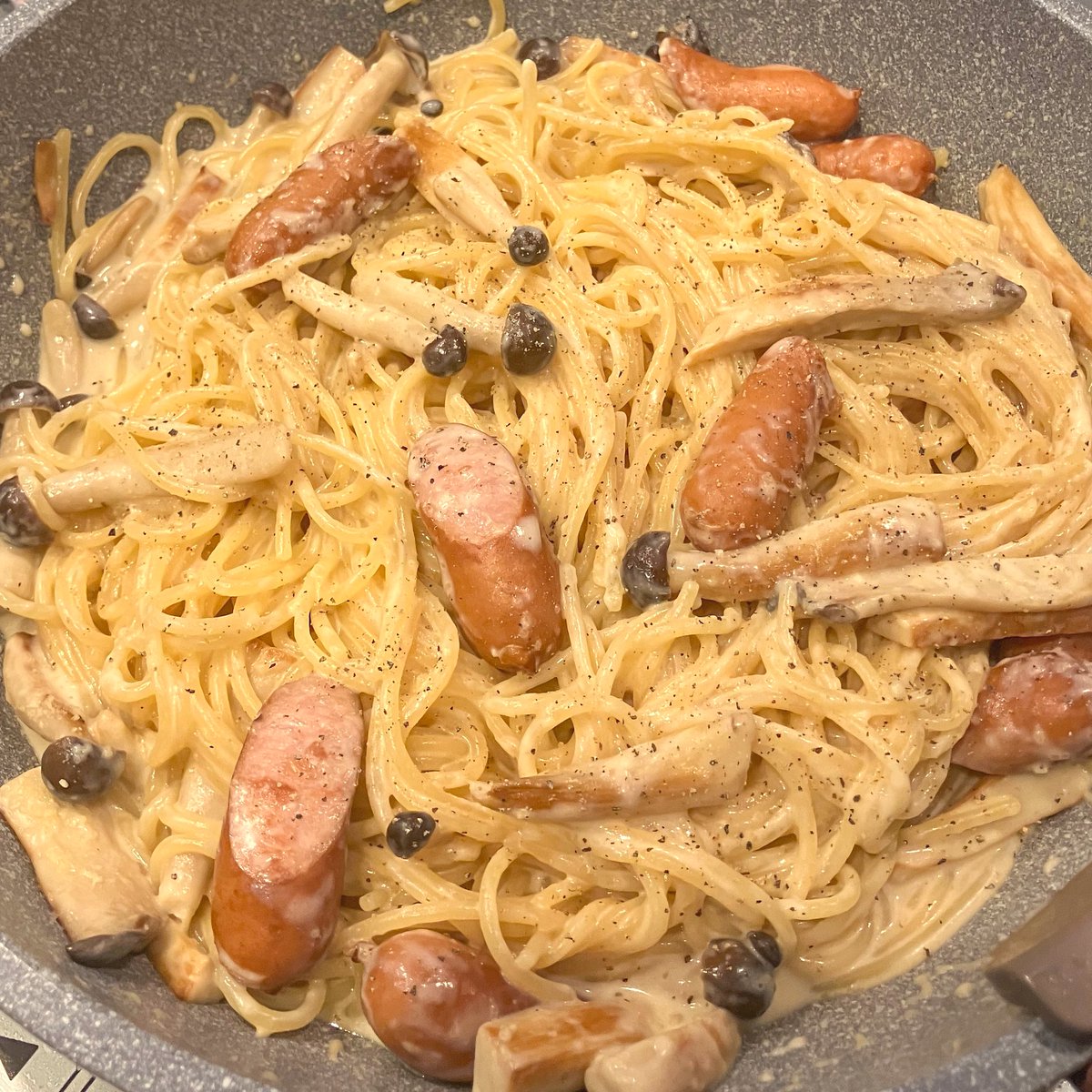 iwasakifarm's tweet photo. エリンギ、しめじ、ウインナーをオリーブオイル、おろしにんにく小1で炒め、水・牛乳各300ml、コンソメ大1を加え沸騰させる。パスタ200gを投入し、規定時間茹で、黒胡椒と粉チーズをたっぷりかけると、濃厚クリームパスタ（2人前）に仕上がります https://t.co/JGUksUN11Z
