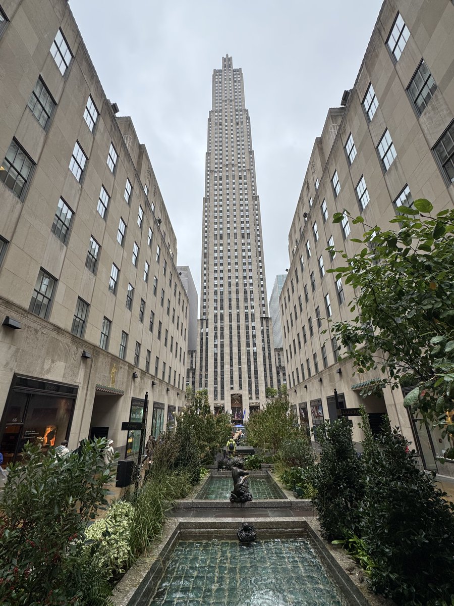 manojbrc's tweet photo. Rockefeller Center, New York City #nyc https://t.co/DgUfHV52s4