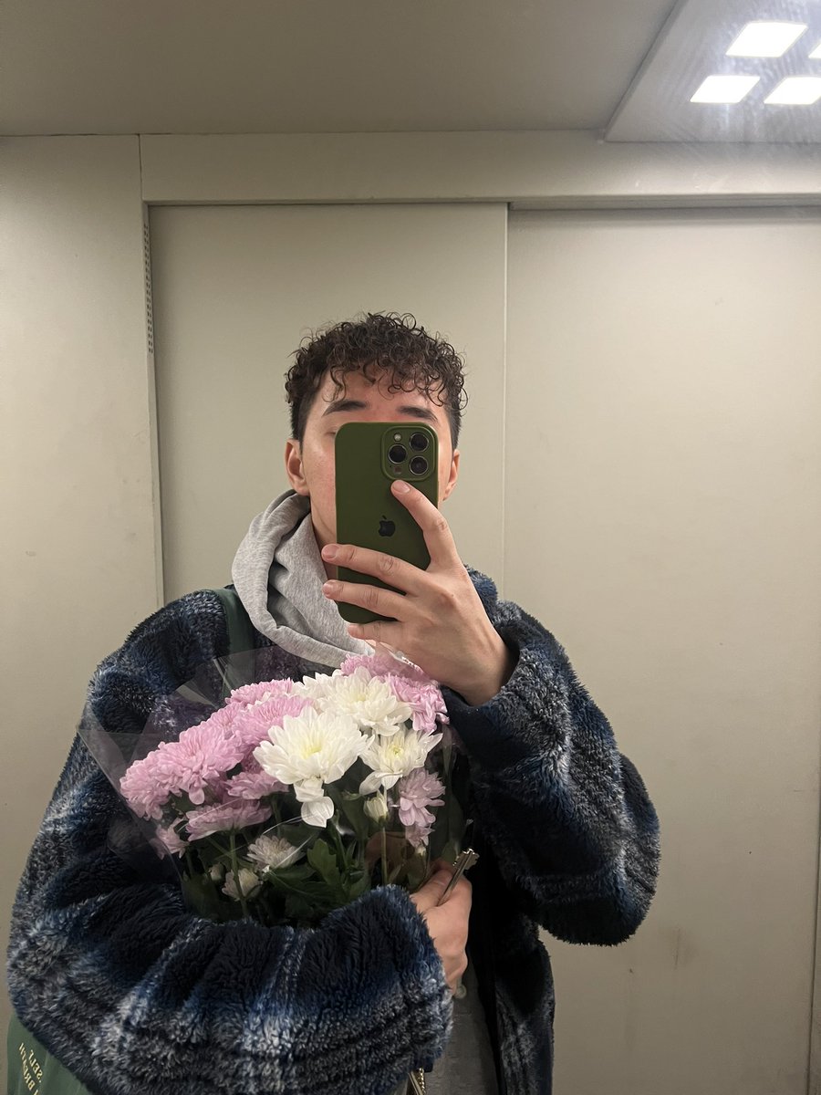 Rusto199's tweet image. Я забыл какого это получать цветы просто так🌸