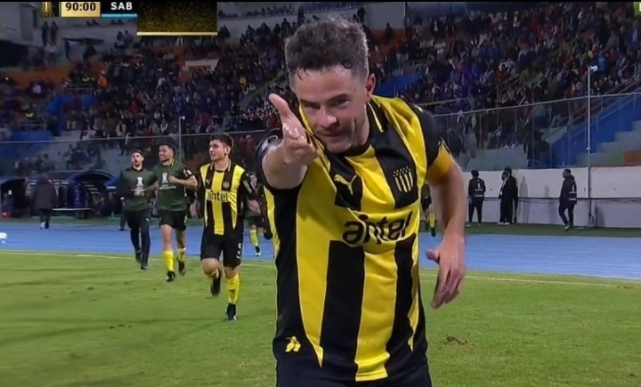🚨🟡⚫️ No está gordo, está lleno de JERARQUÍA 

El capitán Hernandez, el de los goles importantes. En clásicos, en copa y ahora para ganar otro campeonato. 

Respetar a los capitánes por sobre todas las cosas ©️