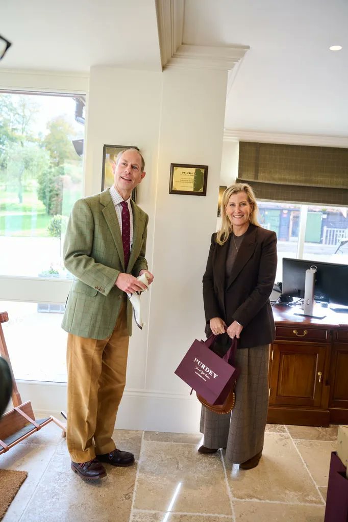 The Duke and Duchess of Edninburgh paid a visit to Purdey at the Royal Berkshire on Monday, 27 October, to reopen the shooting grounds following a nine-month refurbishment and extension.

hellomagazine.com/fashion/royal-…