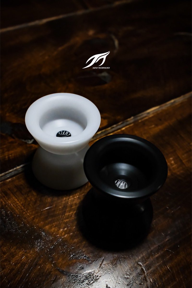 国内外から多くの再販リクエストを頂いておりましたPOM製の「AMPLE」が復活。

スペーサーをステンレス製に変更し、ベアリングギャップにも微調整を加えました。

カラーは2色。

Black（Matte Black core）
White（Matte Black core）

間もなく数量限定発売されるPOM AMPLEをお見逃しなく！