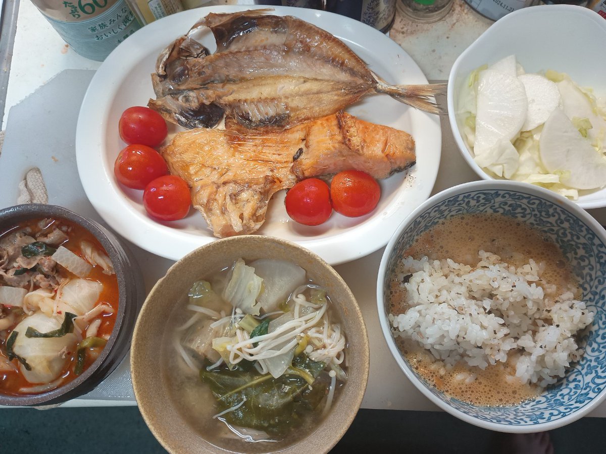 今朝のメインはアジの開きと巨大鮭のカマ焼き＋ミニトマト。お味噌汁はナスとカブとエノキと舞茸と長ネギと白菜とおかわかめ。ご飯はわかめごはん（若菜、しそ、しらす）＋しそかつお納豆。塩揉みはカブとキャベツで。
今日は午前中に庭の木の枝落としをして、午後はカート場か紅葉狩りからの温泉かな