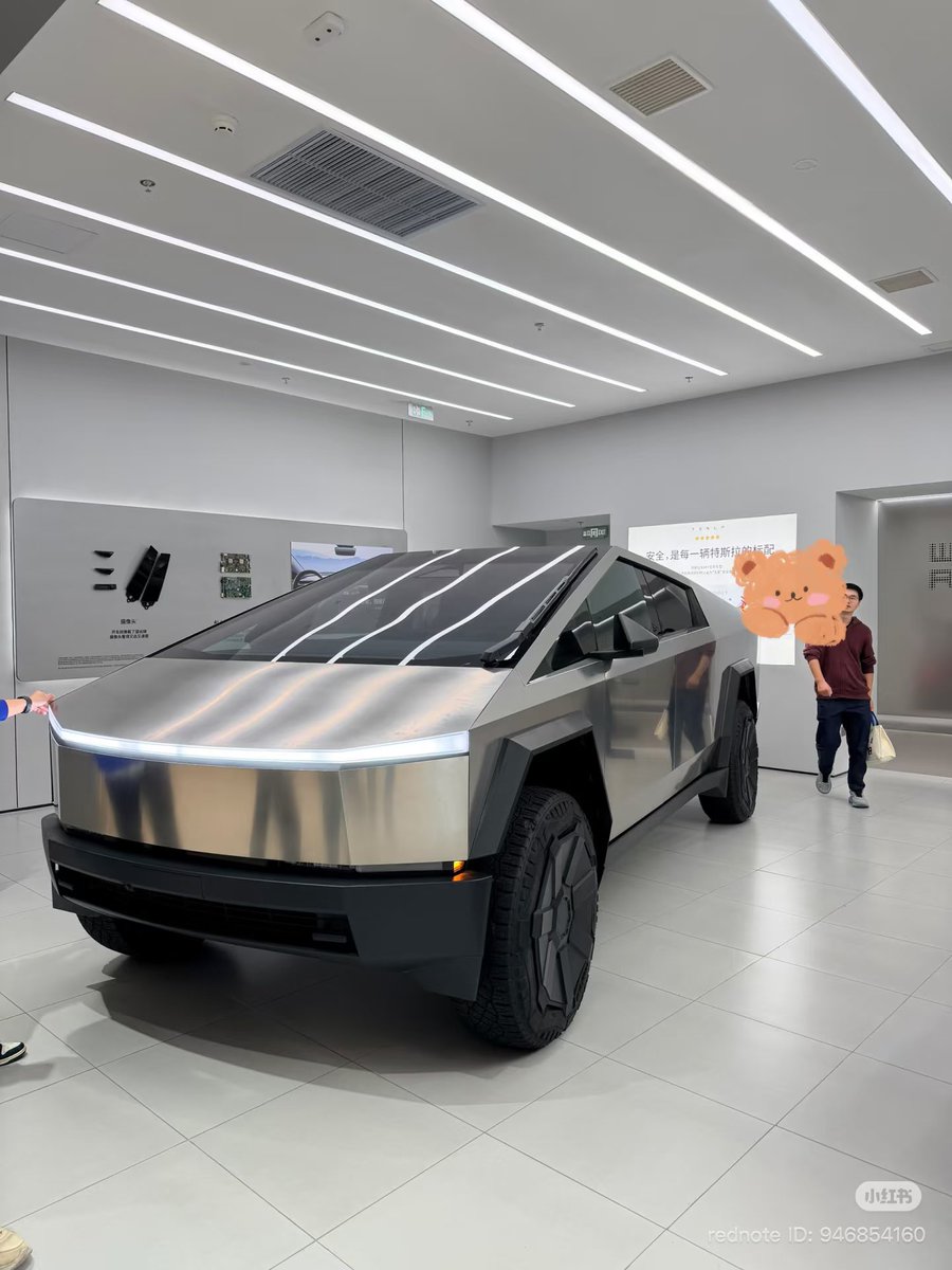 tslaming's tweet image. $TSLA 🇨🇳 A Cybertruck display model is now on view at the Tesla showroom in Hangzhou Ya&apos;ao Vanke MixC City mall, where customers are invited to experience the vehicle firsthand 🤩