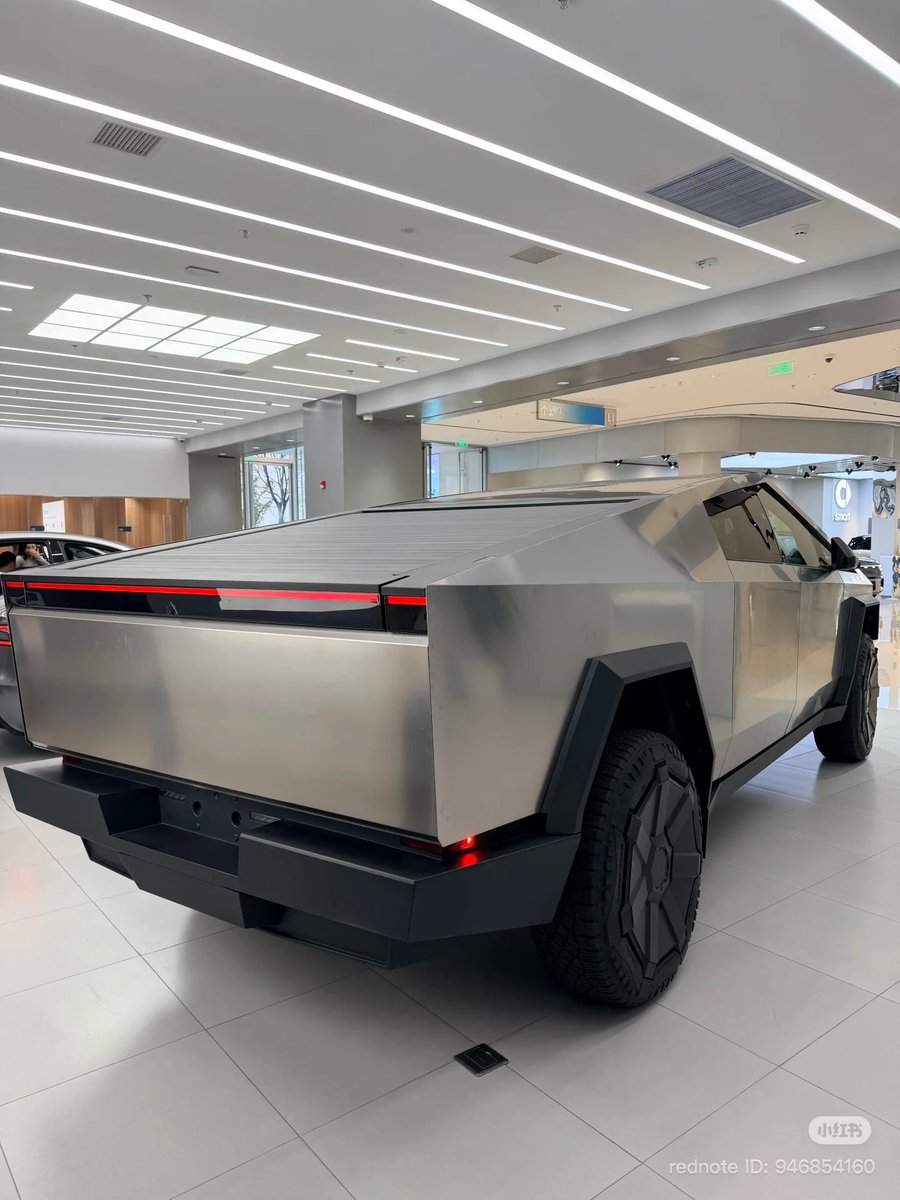 tslaming's tweet image. $TSLA 🇨🇳 A Cybertruck display model is now on view at the Tesla showroom in Hangzhou Ya&apos;ao Vanke MixC City mall, where customers are invited to experience the vehicle firsthand 🤩
